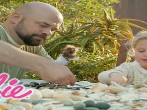 I papà che giocano con le Barbie
